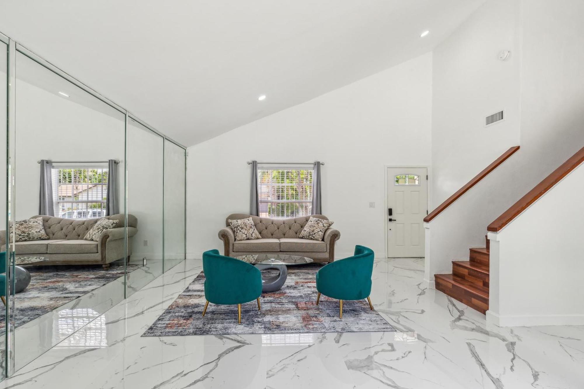 Appartement Spacious 3br In With Fenced Backyard *