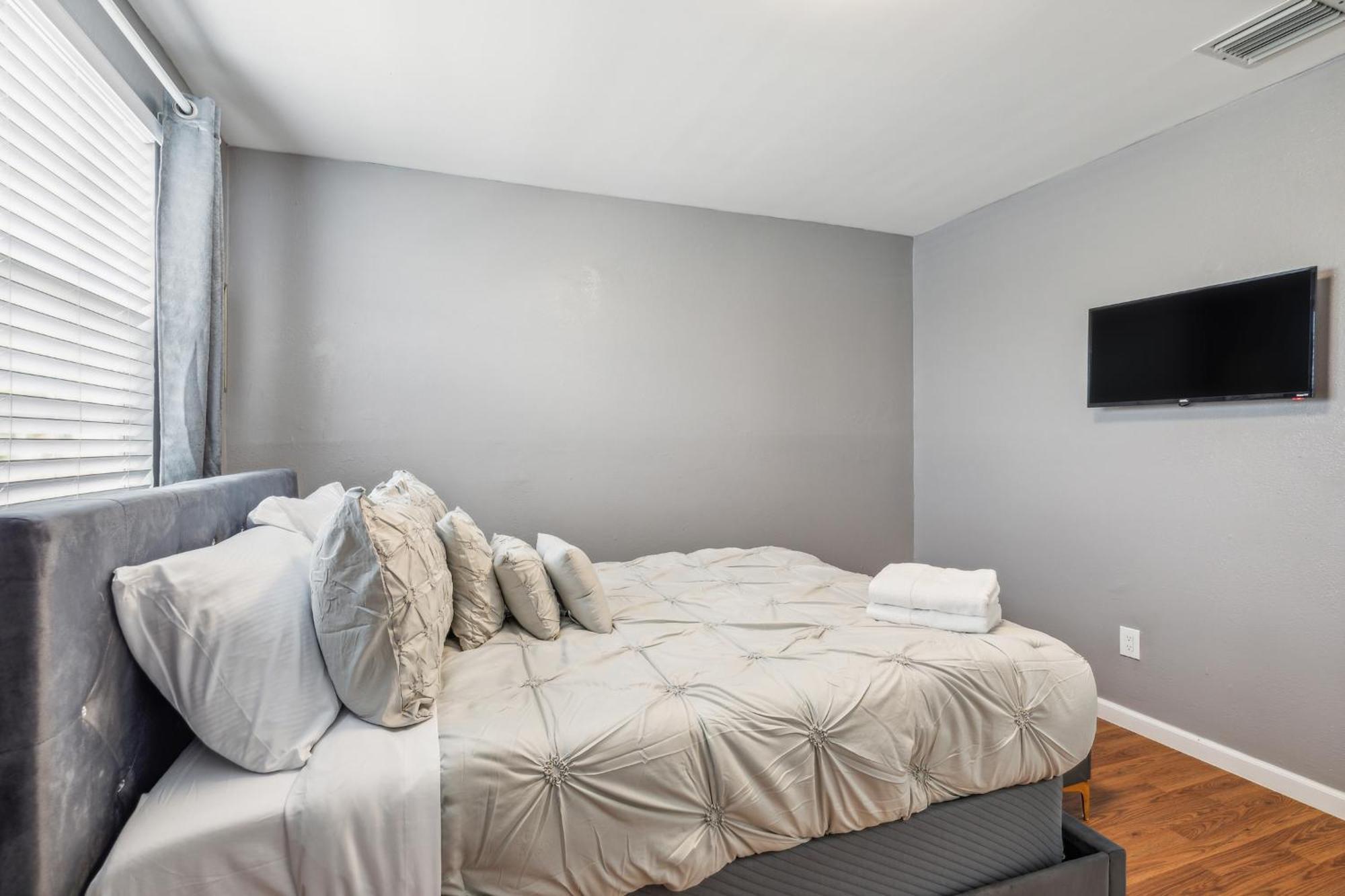 Spacious 3br In With Fenced Backyard Appartement *