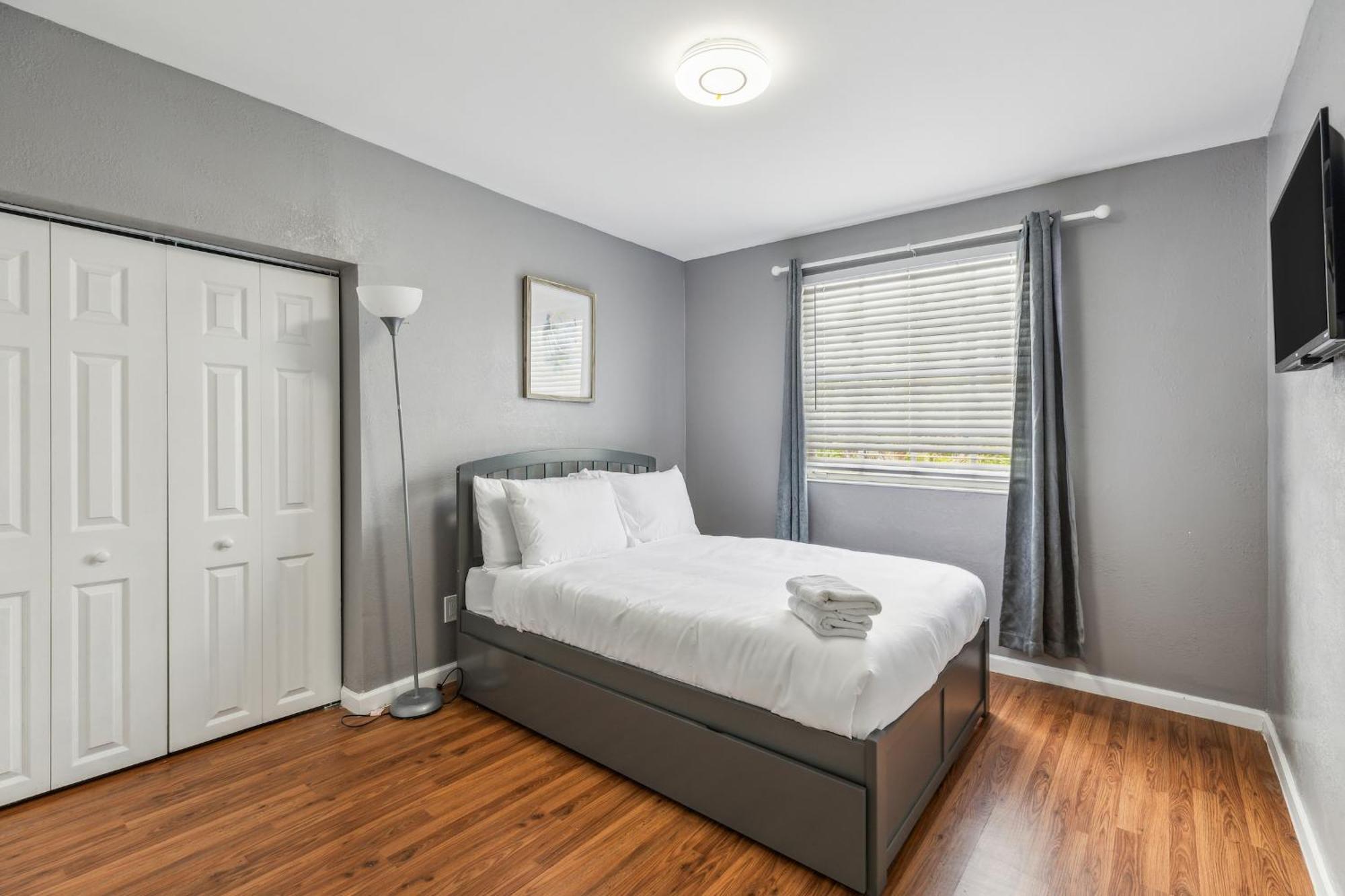 Spacious 3br In With Fenced Backyard Appartement *
